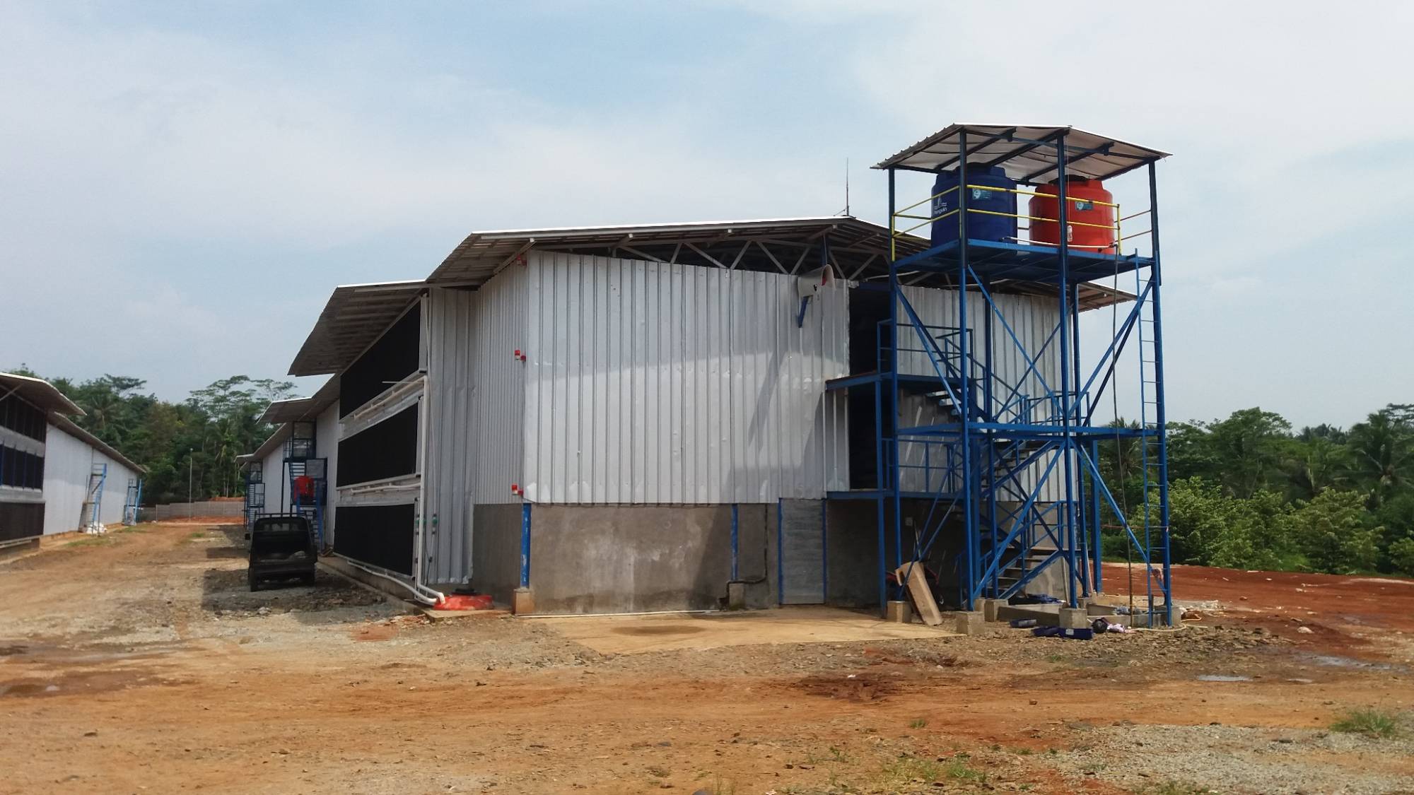 Kandang close house dan menara tandon air