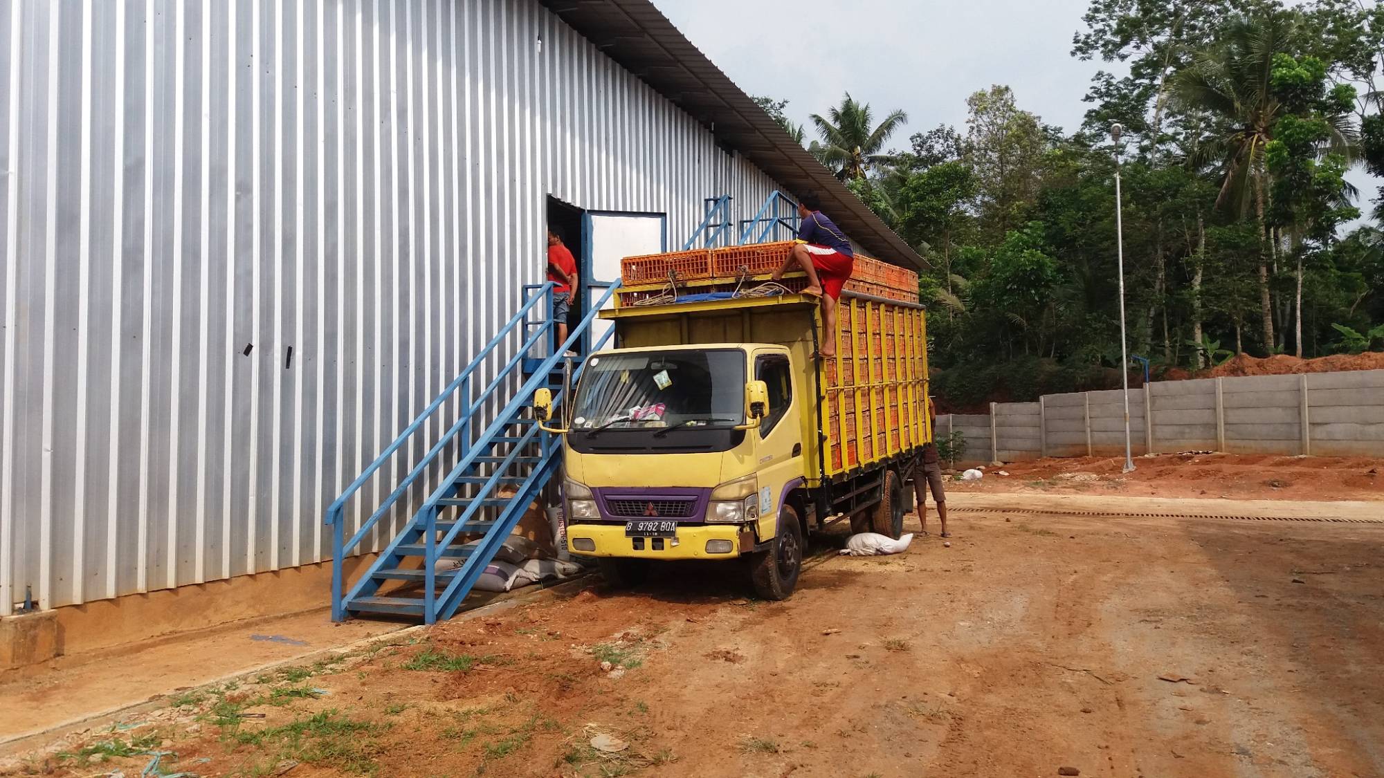 Pemuatan dari kandang lantai atas