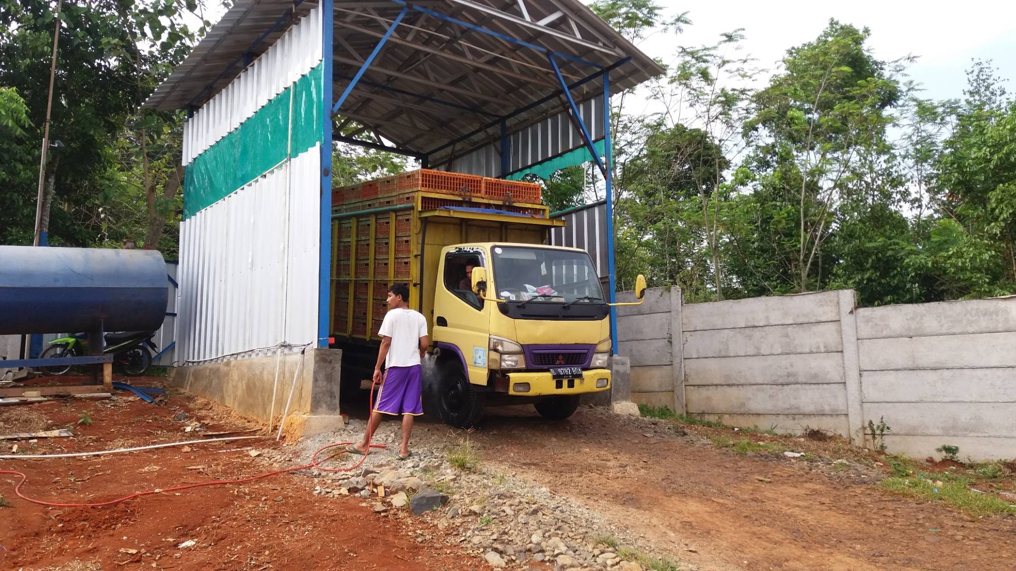 Truk pengangkut di area kandang